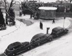 Taxistandplaats aan het Frederiksplein.
              <br/>
              Beeldbank gemeentearchief Amsterdam, ca. 1951